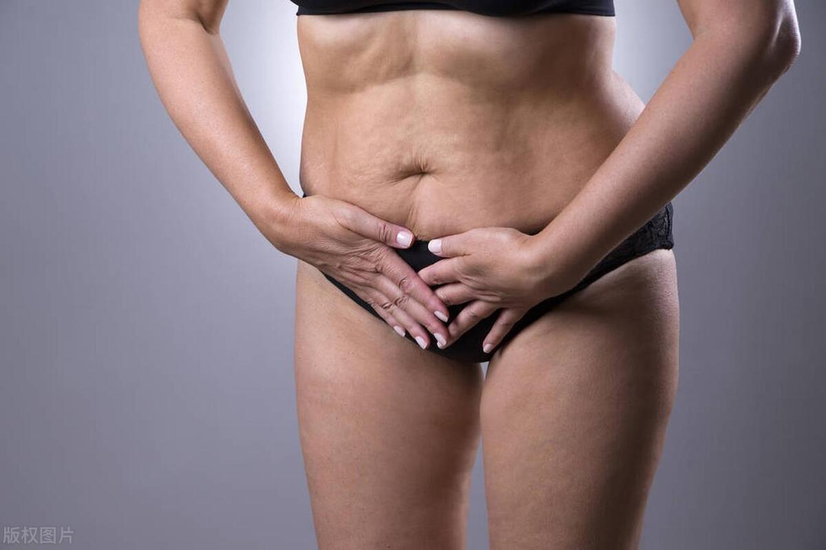 我偷看小电影，被母亲无意发现我双腿不自觉加紧，怀疑我被欺负了