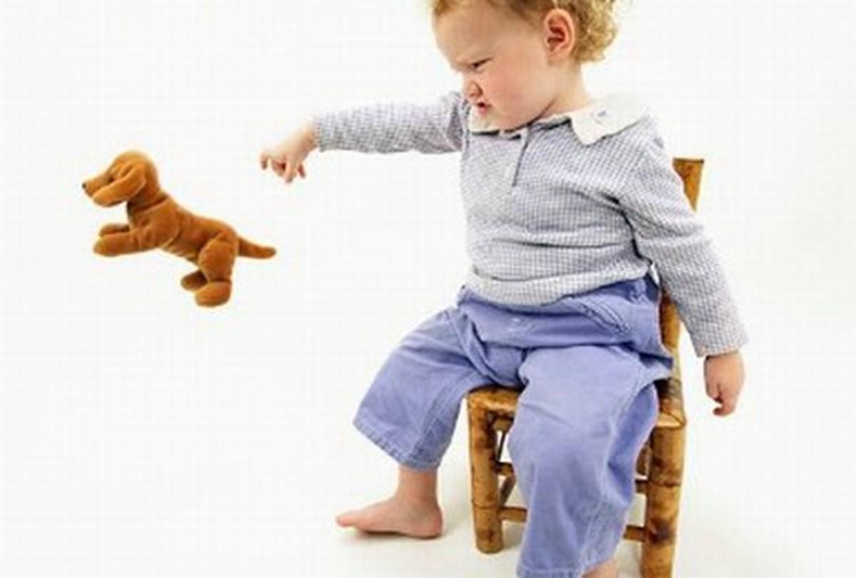 宝宝发脾气摔东西该不该打,孩子摔东西父母应该怎么引导