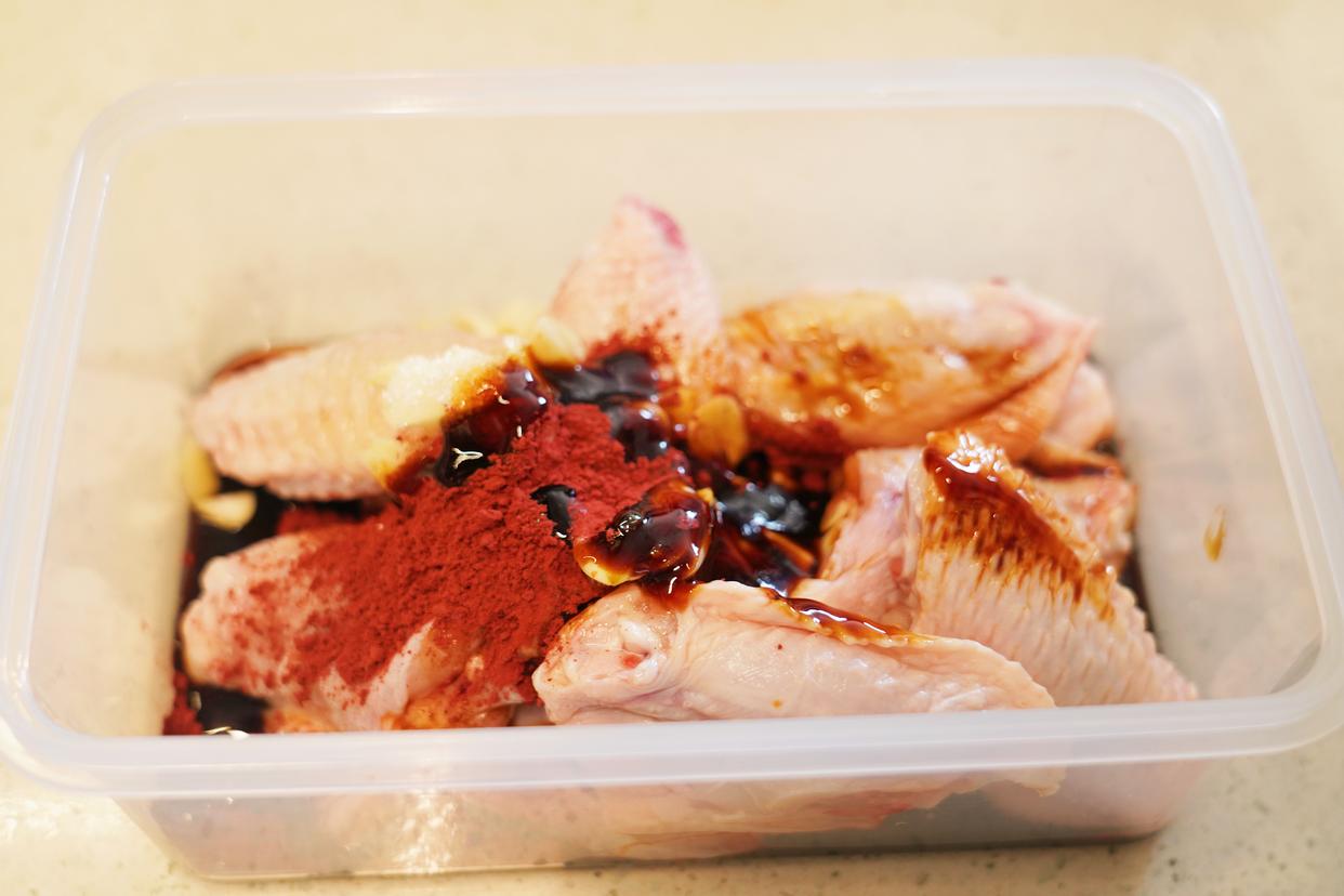 喜欢吃奥尔良烤翅在家就可以做，秘制配方好吃到吮指，价格也便宜