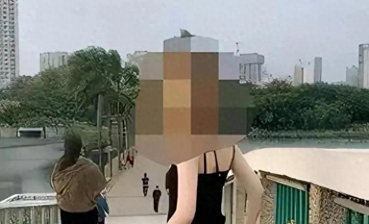 露出*体下**！女子在多个地标故意猥亵，照片曝光