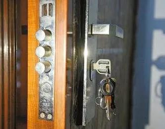 防盗门锁芯中间带齿,防盗门里面的锁芯插着钥匙