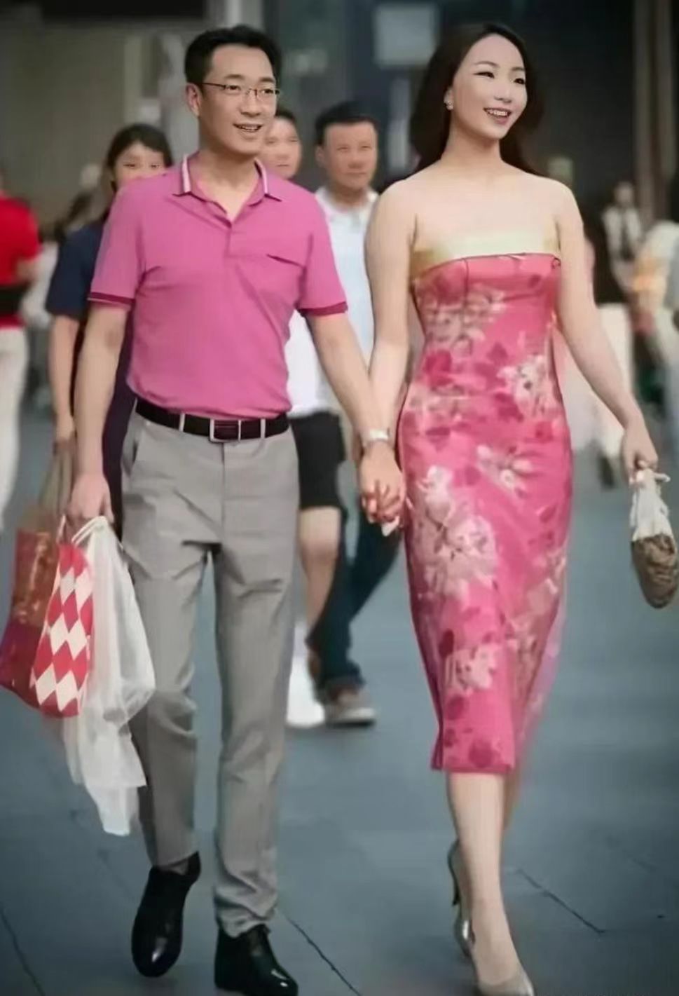 太古里成模仿秀车祸现场,“牵手门事件”一直被模仿,从未被超越