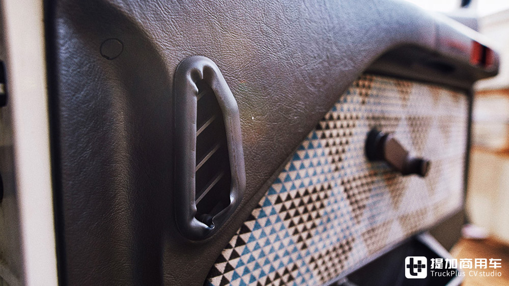 车龄32年性能如新，带你看德国卡车收藏家的爱车：奔驰MK1222S