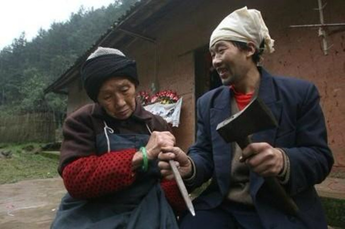 漂亮寡妇偷吃“*果禁**”，携19岁小伙隐居深山50年，创造了人间奇迹