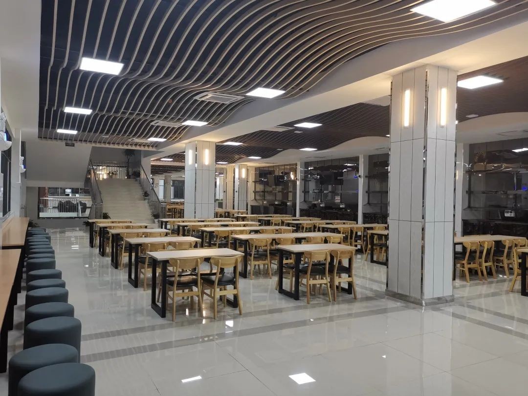 湖北“超美”大学：占地5195亩，宿舍6部电梯，坐拥26栋*物文**建筑和1000株樱花！