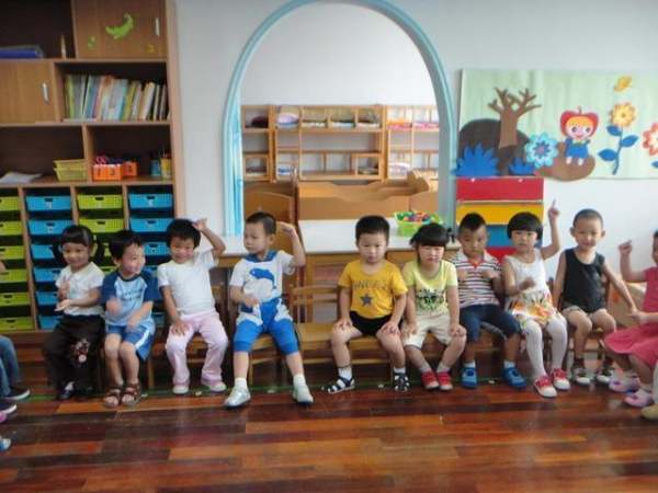 在幼儿园不听老师的话到处乱跑,孩子上幼儿园不听指挥不合群