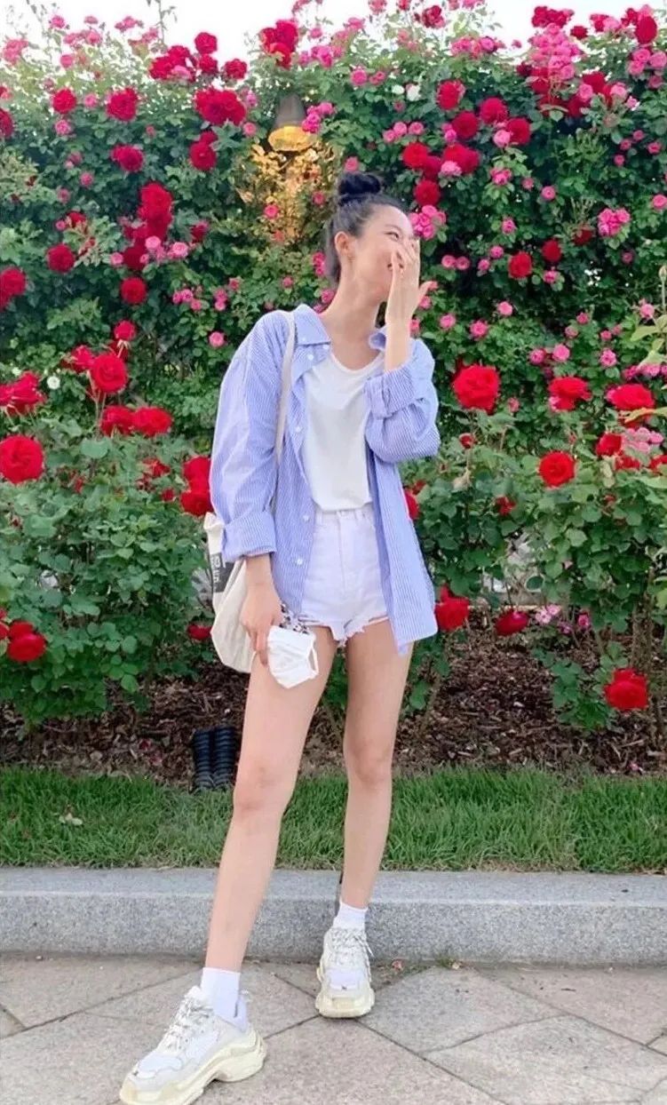 被网友称为“韩国最强肉体”身材演技在线的金雪炫还热衷慈善事业