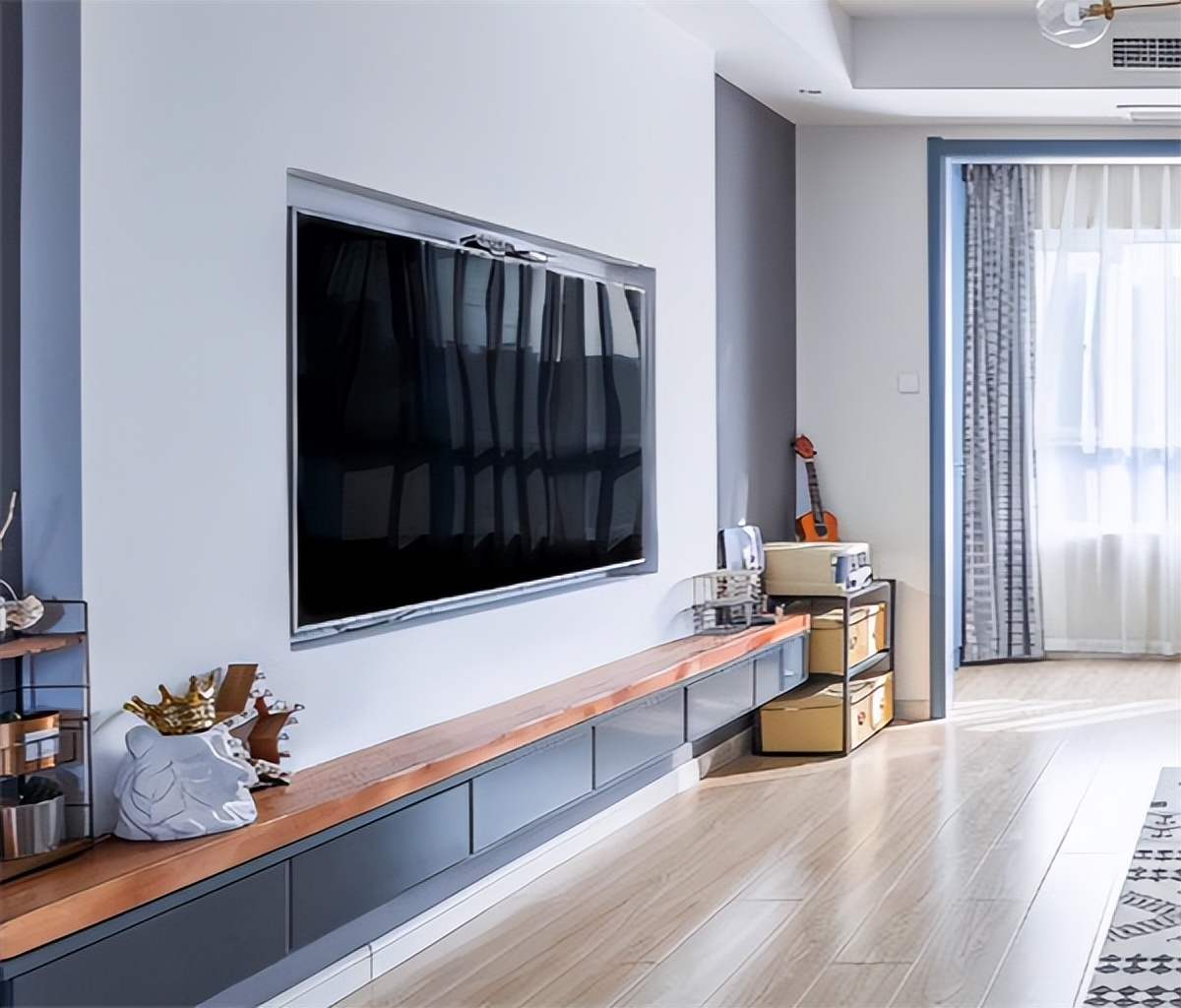 电视挂墙好，还是放电视柜上好？其实二者的区别很大，大家要注意