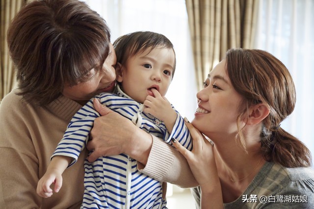 在女儿家看管外孙,在女儿家带小外孙五六年了