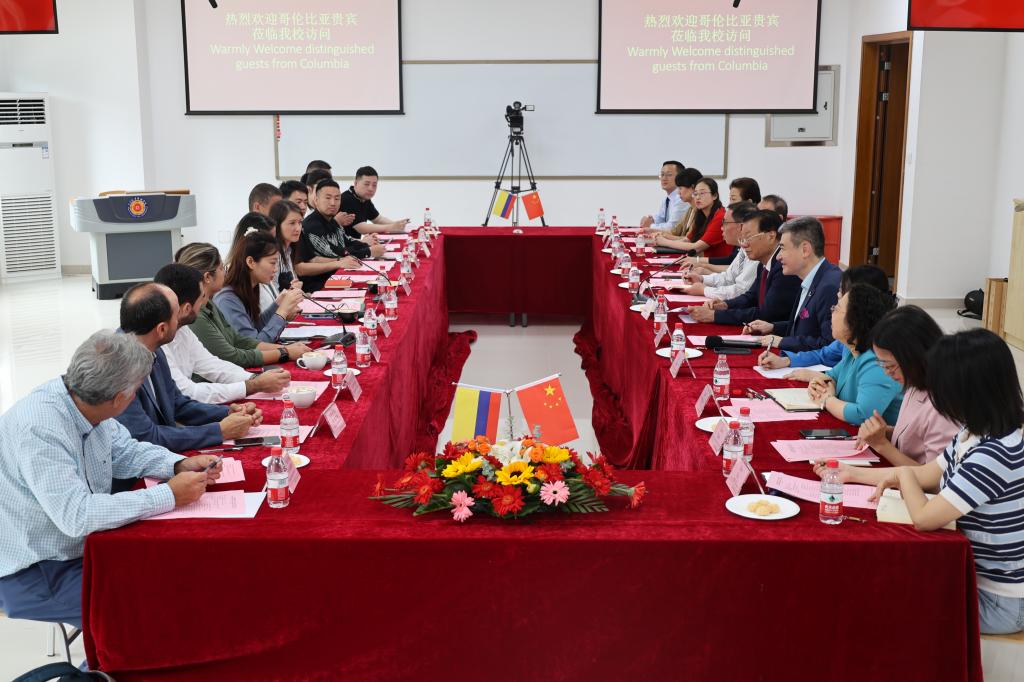 哥伦比亚代表团访问,哥伦比亚访问团