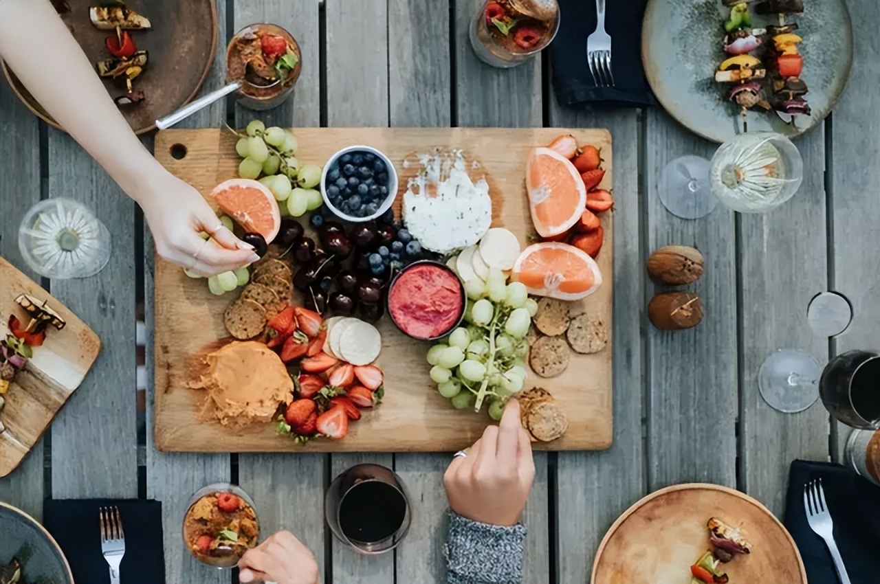 头皮上经常长脓包和疙瘩,是怎么回事?医生:或和这3种问题有关