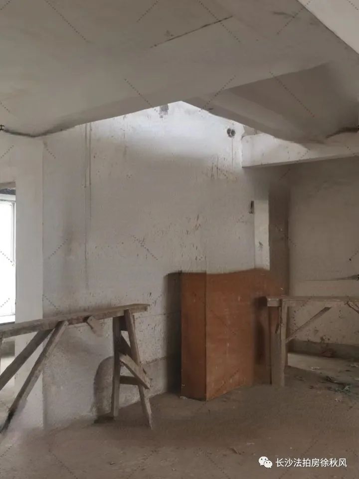 长沙法拍房锑都家园186平毛坯5房6楼97W，低于市场34W顶楼复式