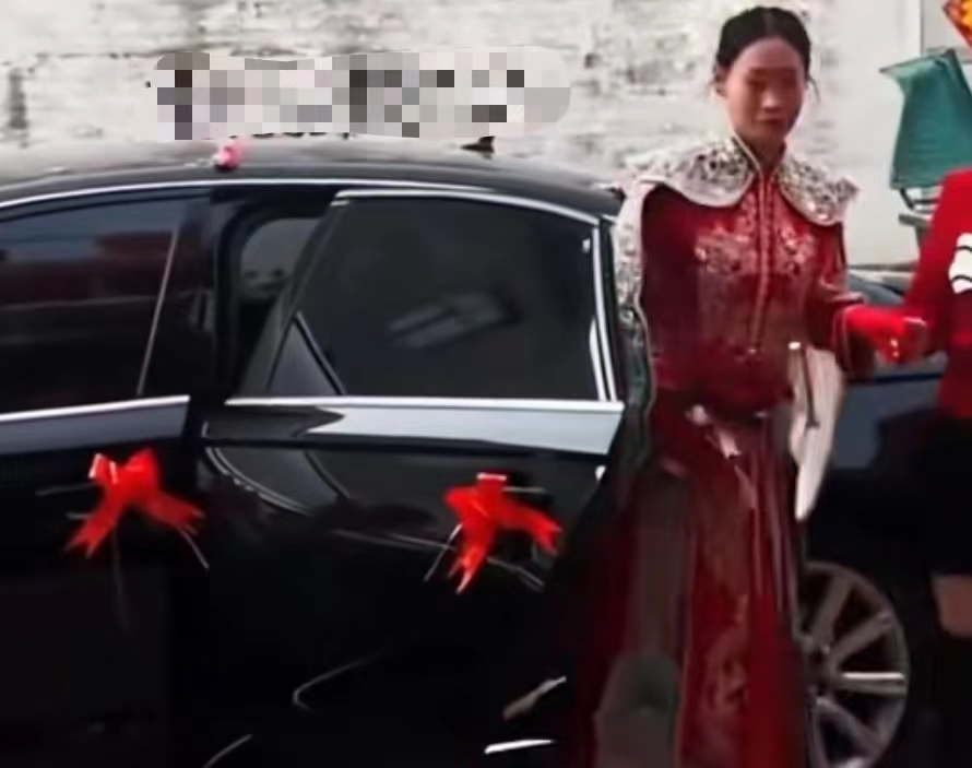 婚礼上新娘穿中式嫁衣去迎接新郎,新娘身穿嫁衣上门迎娶新郎