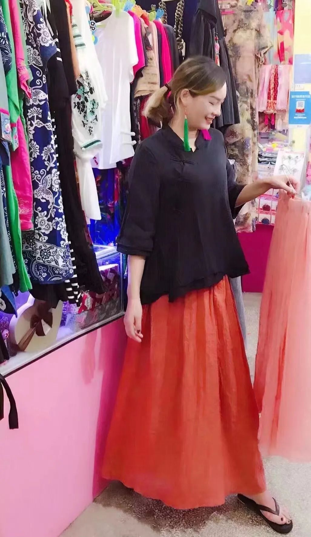 来济南20多年的瑞丽妹子，在中恒做小商品生意，卖云南特色商品