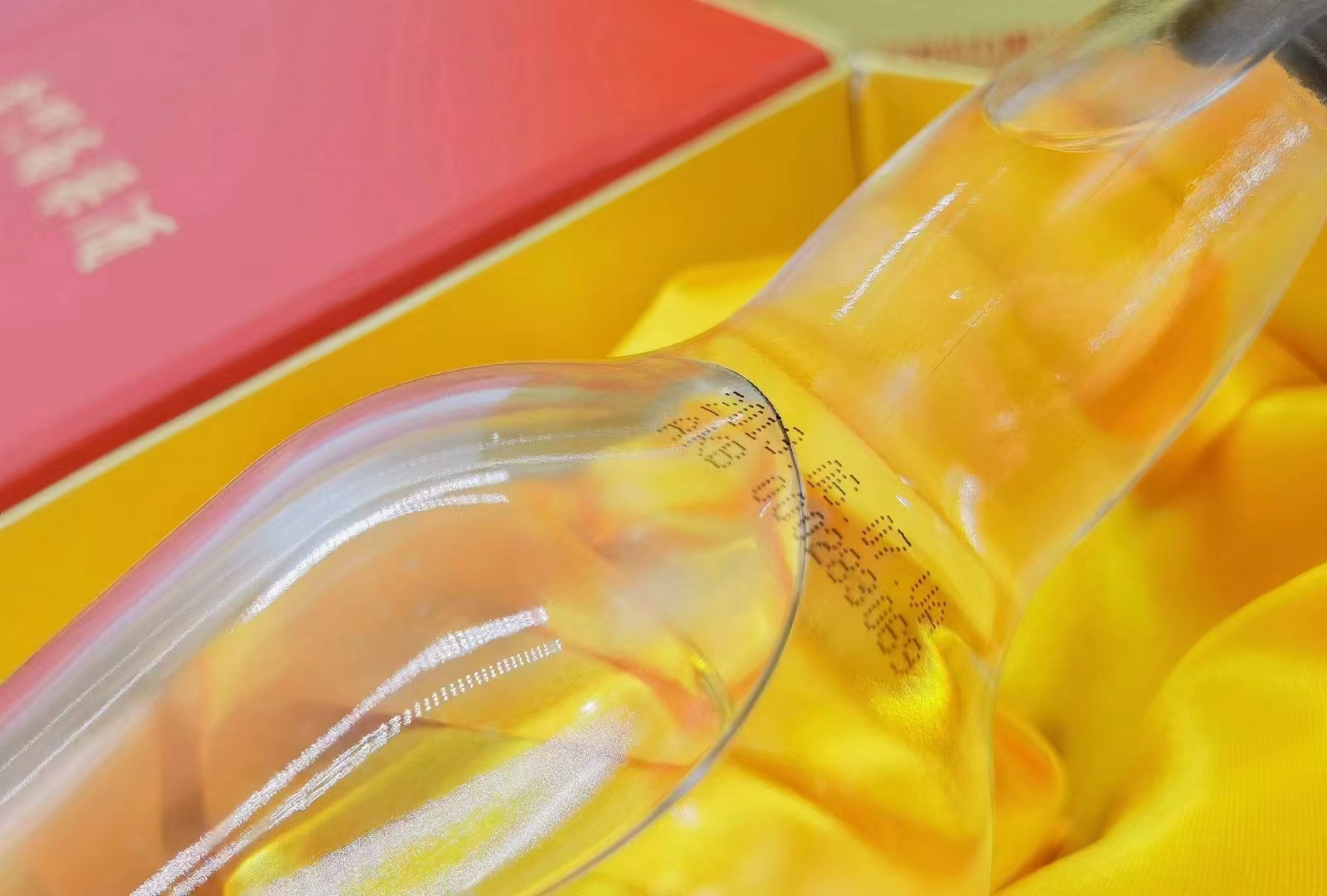 金门高粱酒白坛和白金龙哪个好,喝过都说好的100左右浓香纯粮酒