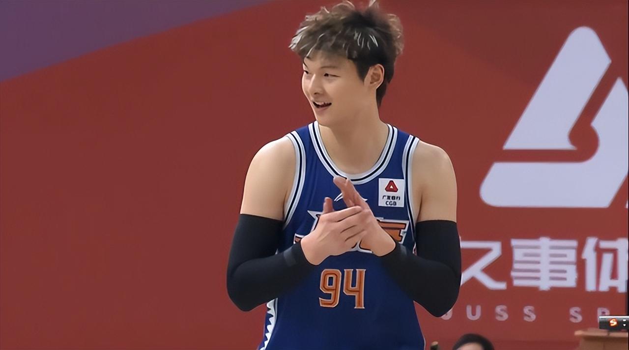 轰31+15，险胜青岛！不是外援胜似外援，现役最强中锋不是白喊的