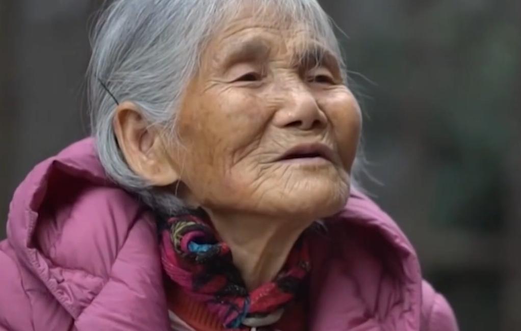 24岁小伙与85岁老奶奶婚纱照,江西24岁小伙与85岁老太婚纱照