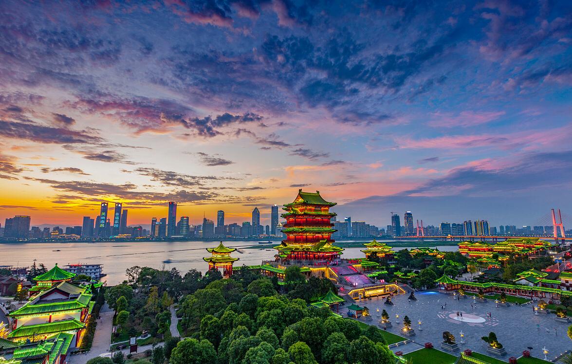 女子苦背滕王阁序免门票,游客背诵《滕王阁序》获免费门票