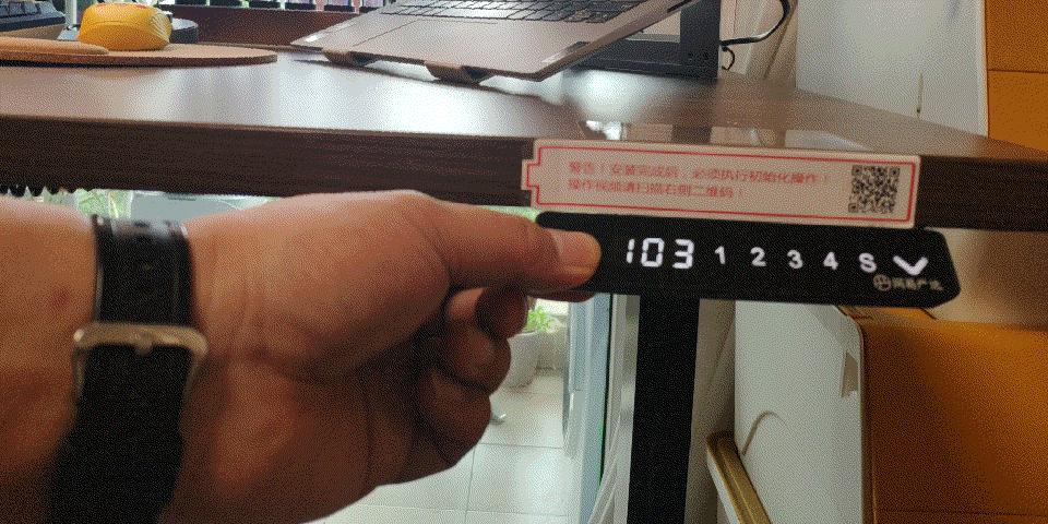 男人谁不喜欢一张大大的书桌,智芯1.8M实木升降桌那是真的爱