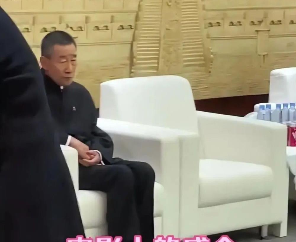 何赛飞获奖后与梁朝伟握手视频,梁朝伟何赛飞金鸡奖