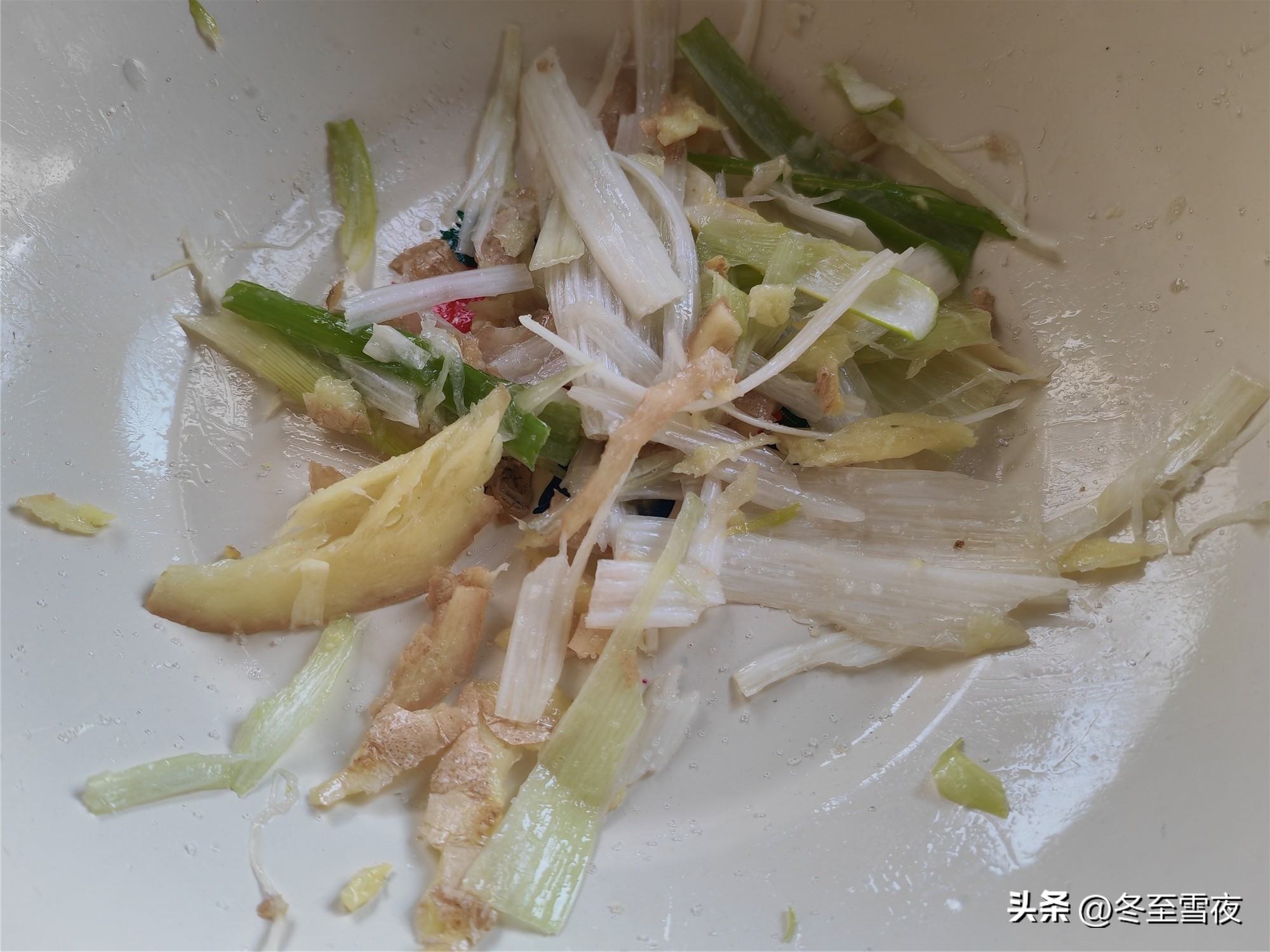 小鱼怎样炸好吃？教你小技巧，炸得金黄香酥入味又不腥，吃着真香