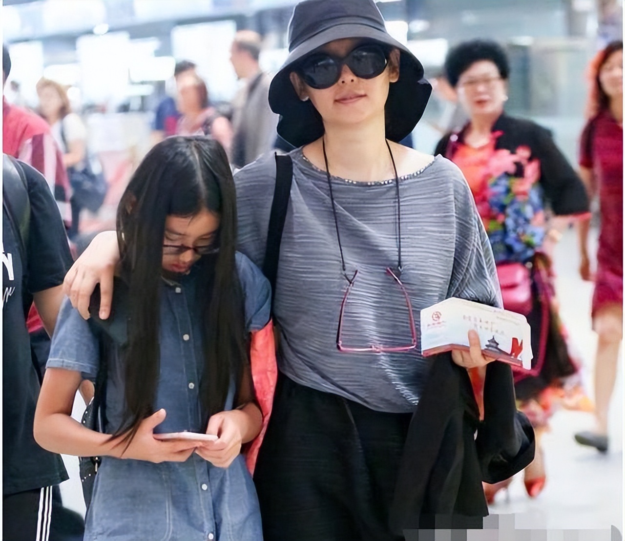 娱乐圈又爆一大瓜，徐帆收养的女儿，竟是冯小刚的“私生女”