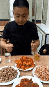 妹子，你的背的包很别致啊，旁边兄弟盯得眼都直了，哈哈哈哈哈哈