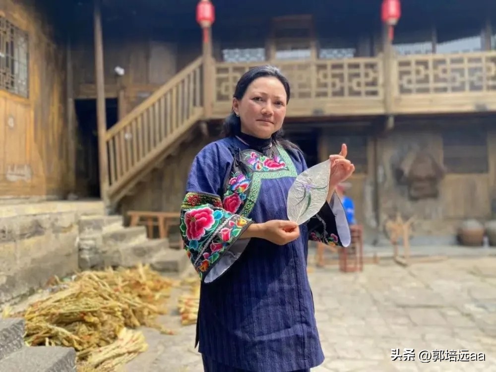 一小伙卖树叶一天挣12000,贵州女子巧用树叶赚大钱