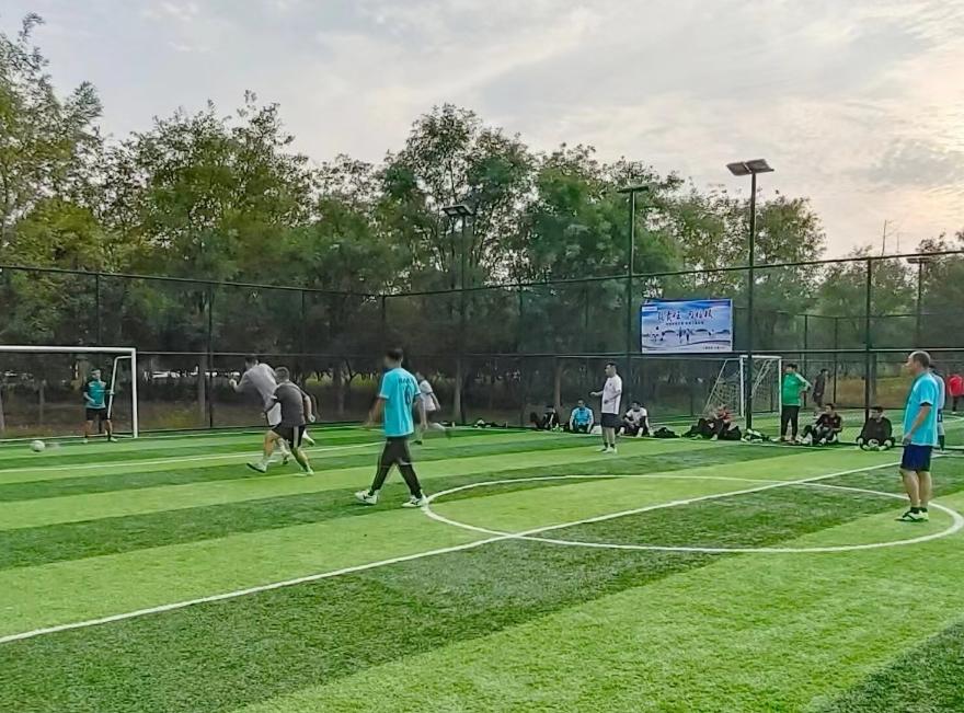 挥洒汗水逐梦绿茵场,挥洒汗水追梦绿茵