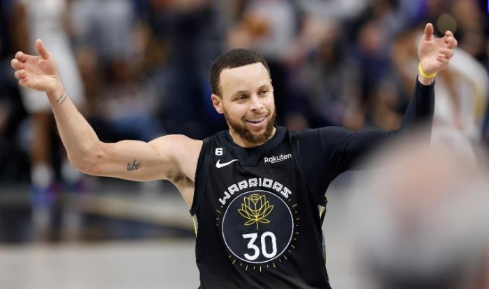 勇士逆转76汤普森,勇士vs国王库里庆祝克莱三分