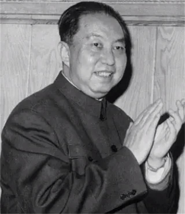 76年毛主席病逝，*国锋华**紧急召开会议：有三个问题需要尽快解决