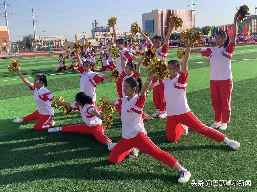 航拍实验中学运动会,万人奔跑看升旗场面壮观震撼