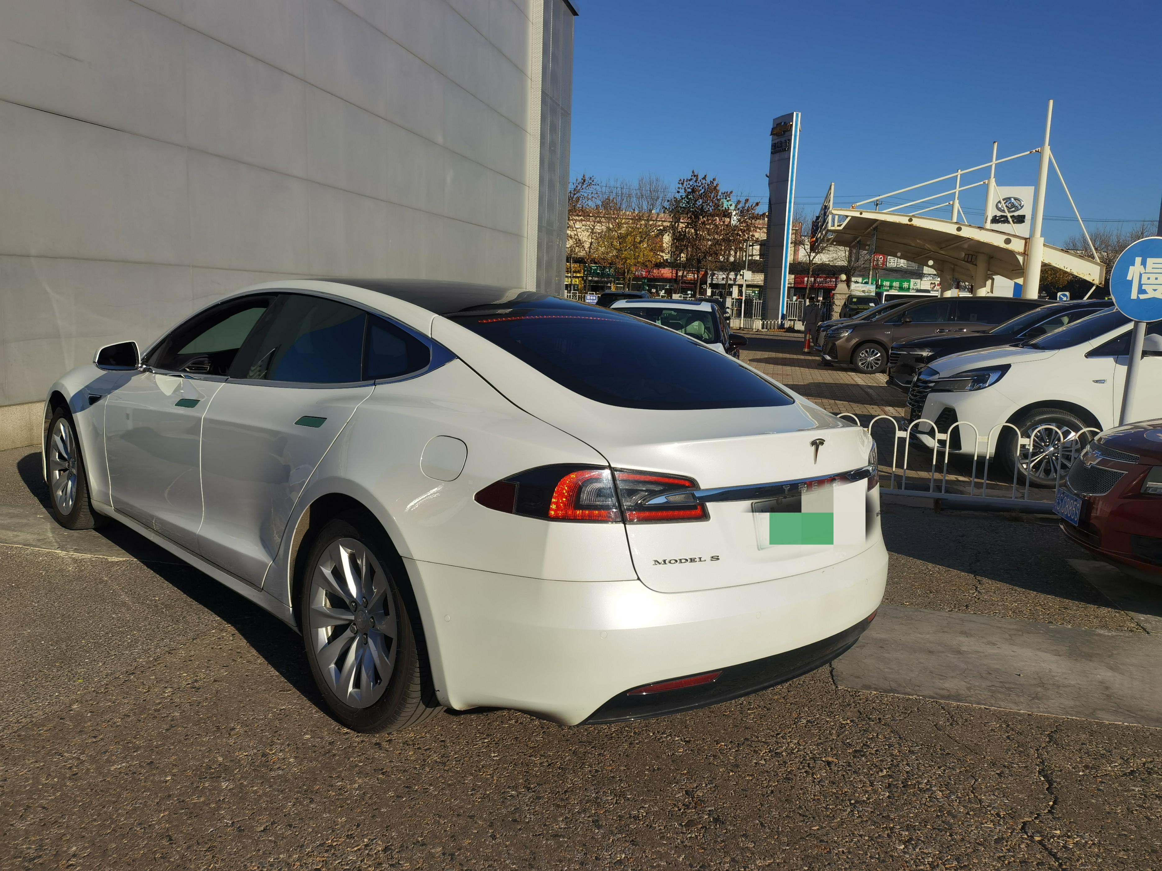 特斯拉车主从来不踩刹车,特斯拉车主踩油门