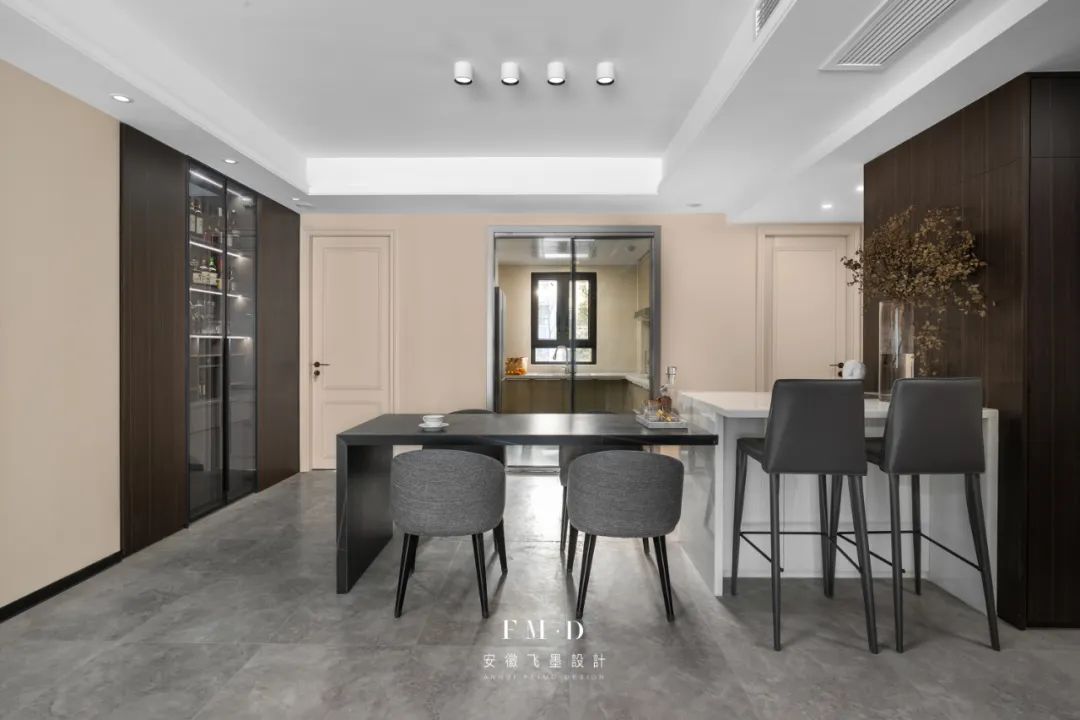 贴了内嵌踢脚线后悔了,踢脚线千万别选白色