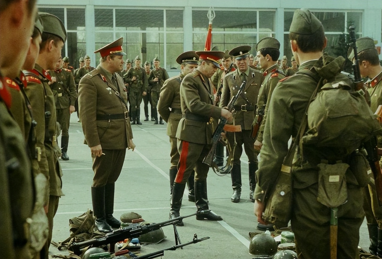 越南*队军**变*火军**商，女军官背LV包炫富，坍塌式腐败成世界之首