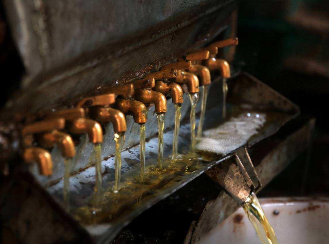 大豆油少吃还是花生油少吃,大豆油玉米油为什么要少吃