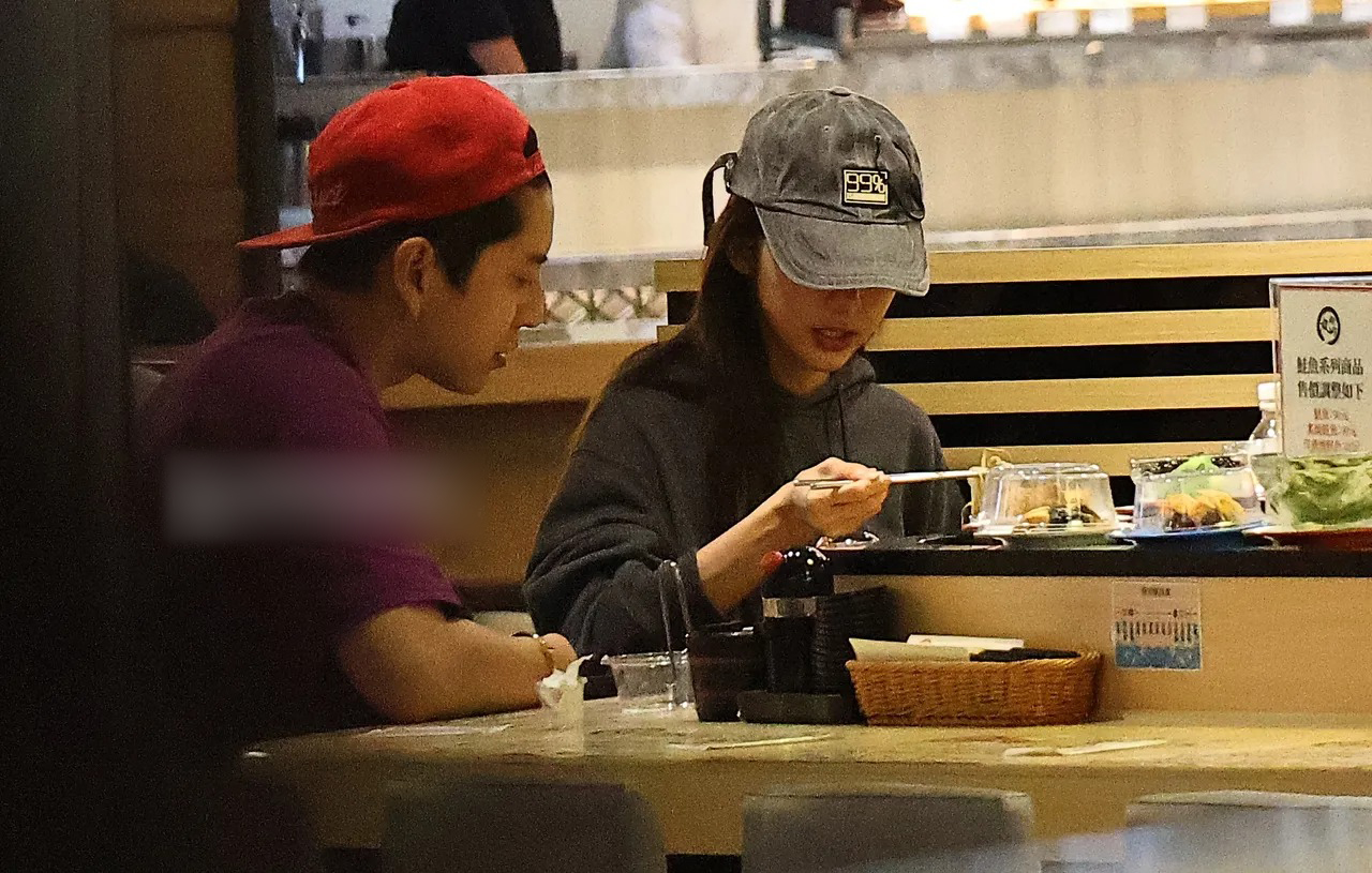 王大陆蔡卓宜高调秀恩爱,甜蜜喂食牵手逛街,交往两年仍在热恋期