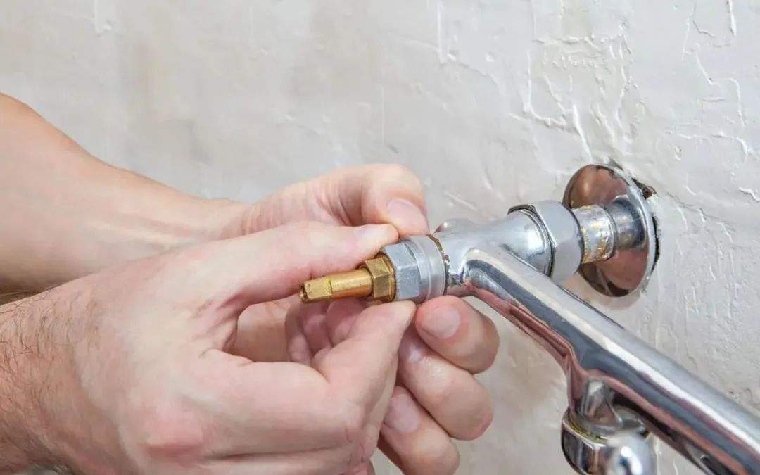 水龙头已经关掉了还在转,水龙头不能关到位否则就滴水