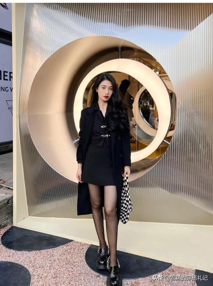 今年流行黑丝配玛丽珍鞋,夏季怎么穿黑色玛丽珍鞋