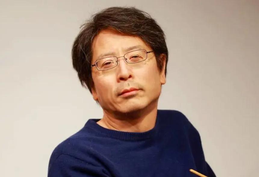 冷军画2个破旧发动机，横着放卖198万，竖着放卖了1897万，值吗？