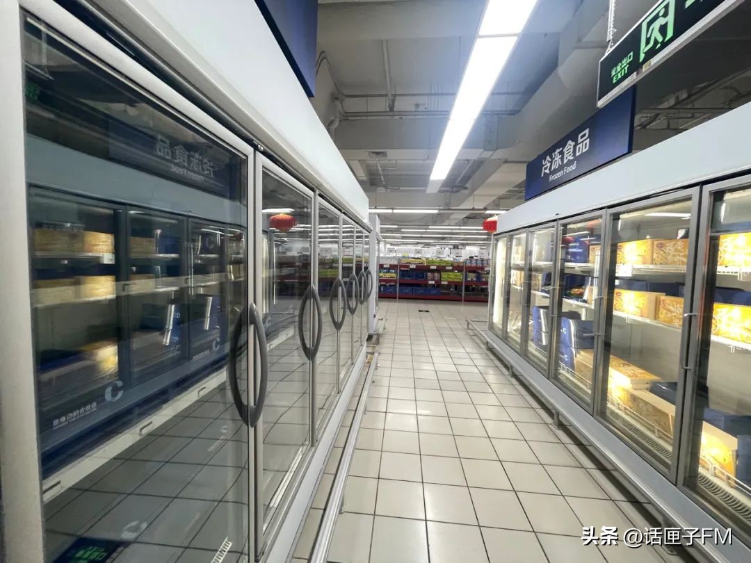 记者暗访上海商场,记者实探未停业的家乐福门店