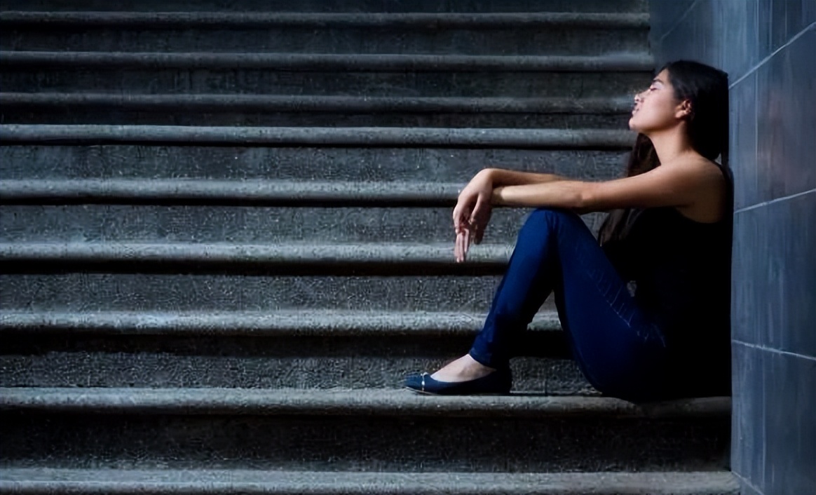 双相患者总感觉自己怪怪的,双相情感障碍女孩发病原因