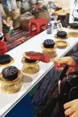 在公园和大爷打羽毛球,公园偶遇大爷打羽毛球