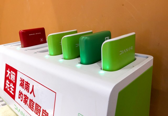 共享充电宝没人管？价格上涨引发焦虑与反思