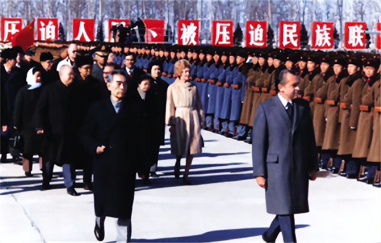 尼克松夫人对熊猫牌烟盒爱不释手，周总理：喜欢？送两只真的