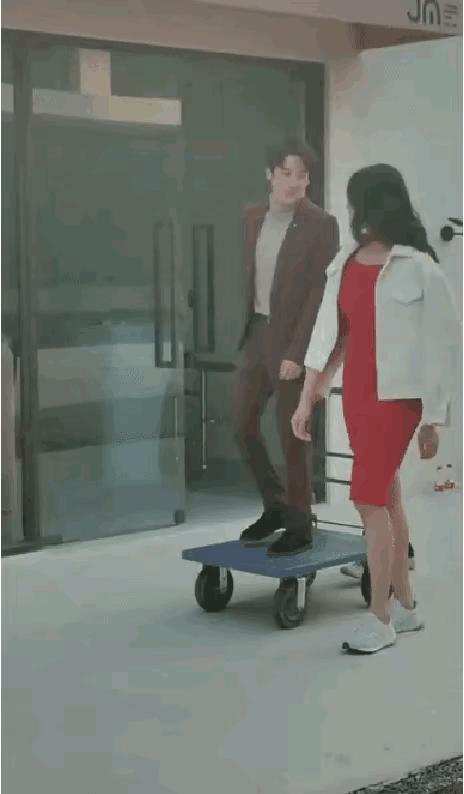 假脸假发假肌肉明星们到底有多假,假发假臂假肌肉