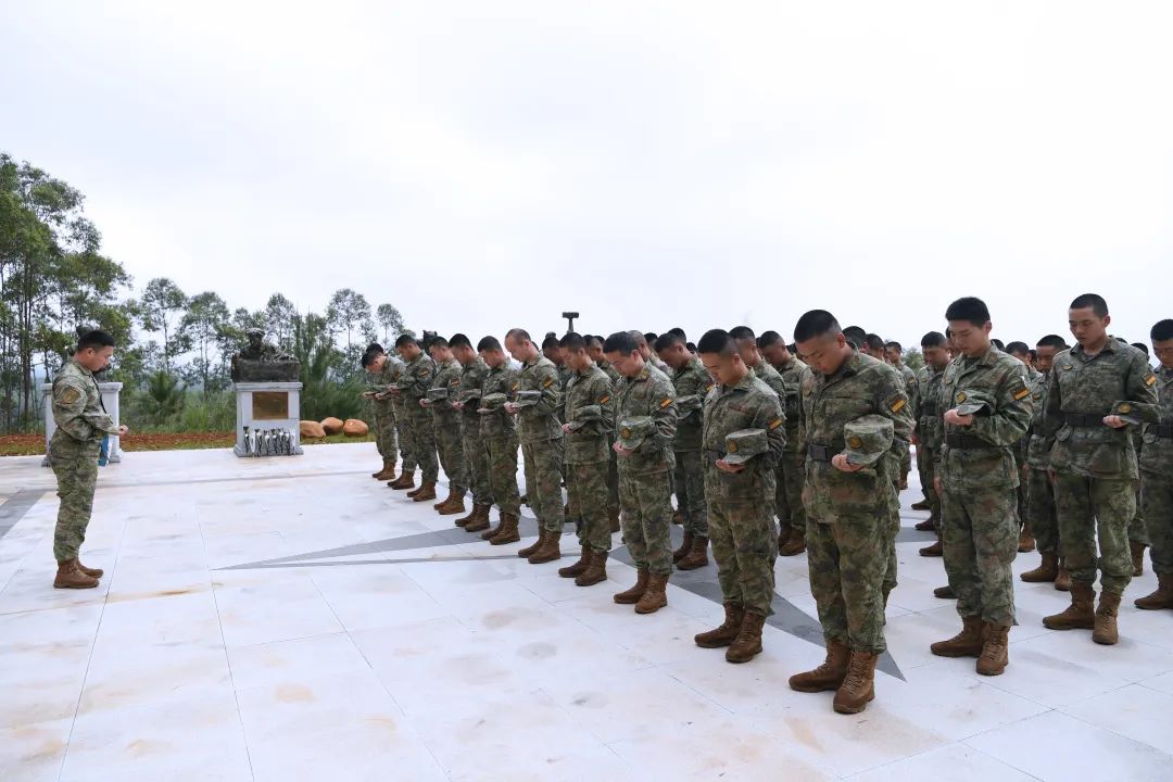 解放军清明缅怀红军先烈活动,清明祭奠革命先烈解放军鸣枪