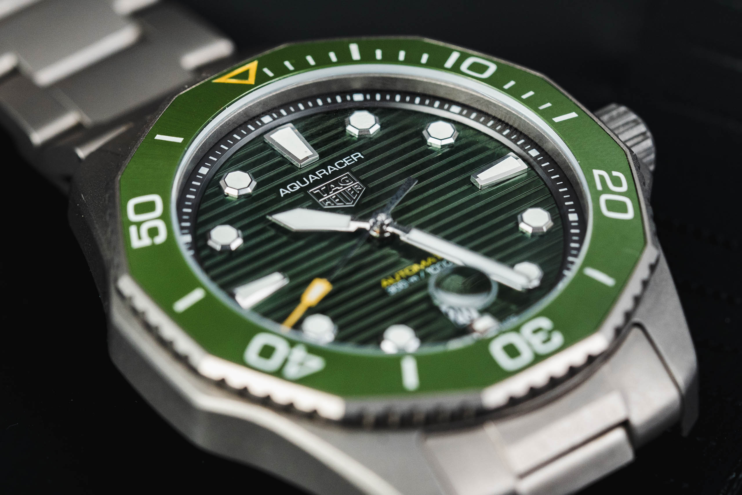 泰格豪雅竞潜300老款和新款区别,泰格豪雅竞潜300怎么调日历