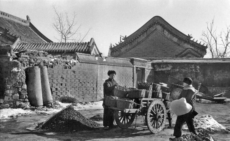 日军兽行照片:当着父亲的面玷污他女儿,临走还残忍割下妻子乳房