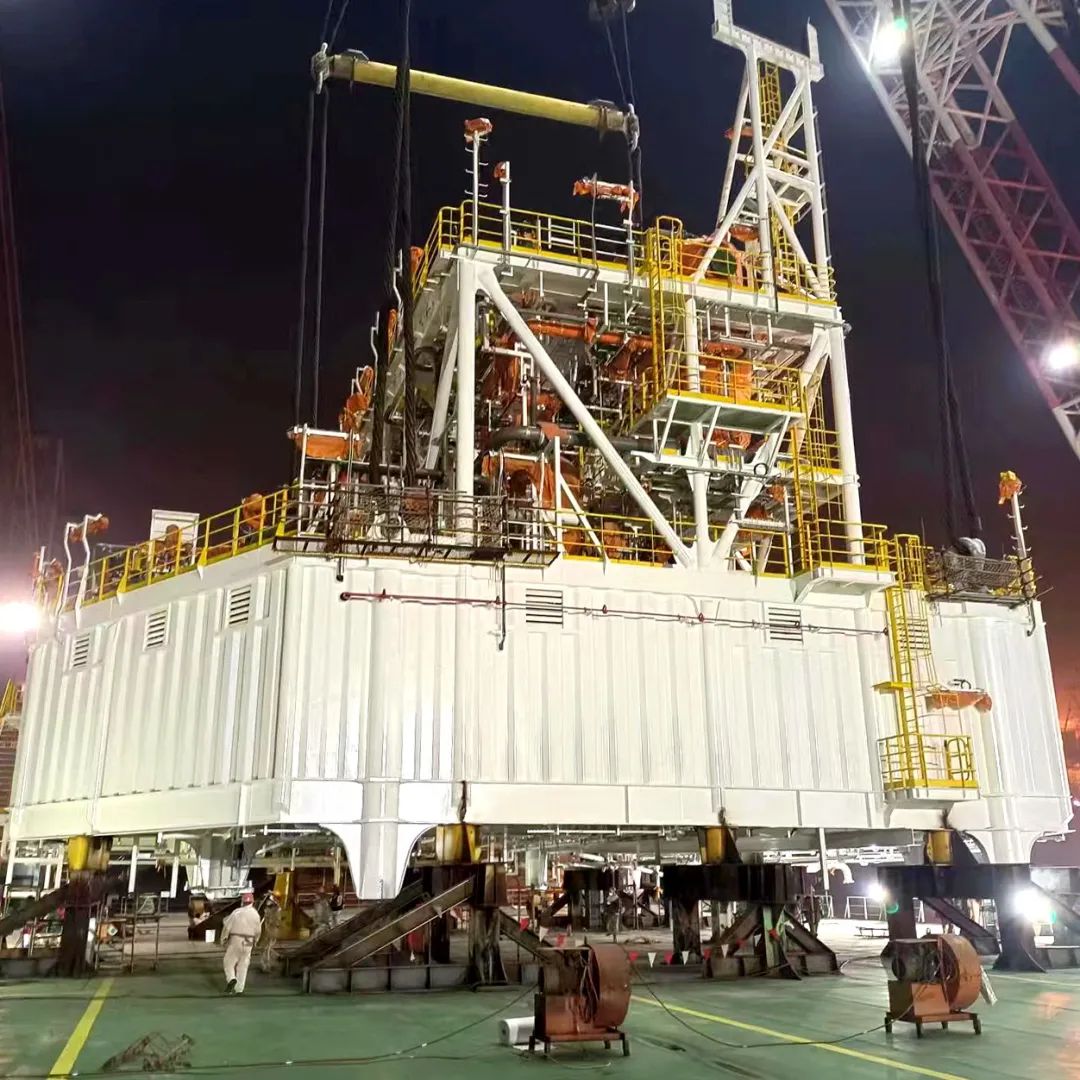 1300吨模块吊装！“格里亚”轮再气化模块“安家落户”！